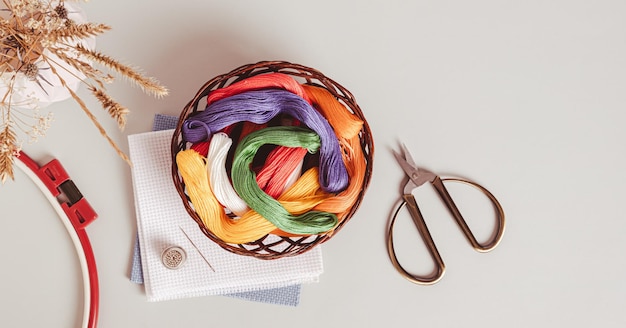 Trzy zestawy do haftu ułożone obok siebie